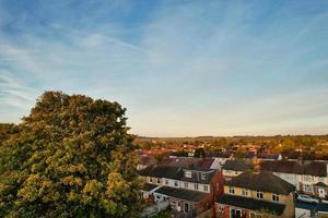 antenn se av brittiskt bostads- hem och hus under solnedgång foto