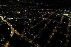 skön antenn se av brittiskt stad och vägar på natt. drönare hög vinkel antal fot av upplyst brittiskt stad foto