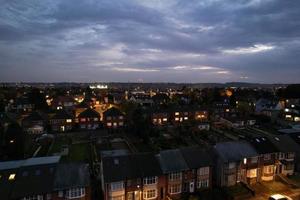 skön antenn se av brittiskt stad och vägar på natt. drönare hög vinkel antal fot av upplyst brittiskt stad foto