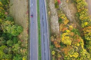 brittiskt motorvägar, vägar och motorvägar godkänd genom landsbygden av england. antenn se med drönare kamera foto