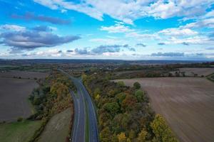 brittiskt motorvägar, vägar och motorvägar godkänd genom landsbygden av england. antenn se med drönare kamera foto