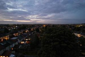 skön antenn se av brittiskt stad och vägar på natt. drönare hög vinkel antal fot av upplyst brittiskt stad foto