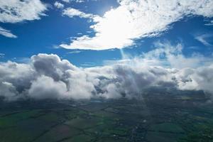 rör på sig dramatisk moln över brittiskt stad av England bra storbritannien av Storbritannien. hög vinkel antal fot foto