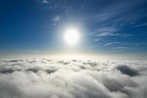 underbar se av moln över brittiskt stad foto