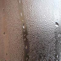 de textur av en dimma glas med en massa av droppar och kondensation flöden. bakgrund bild foto