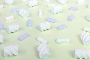färgrik marshmallow lagd ut på kalk papper bakgrund. pastell kreativ texturerad mönster foto