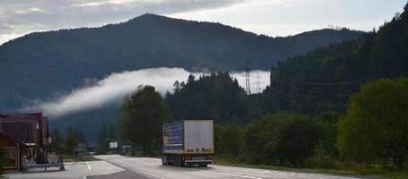 asfalt väg i de bergig terräng i de morgon- foto