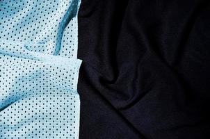 sport Kläder tyg textur bakgrund, topp se av ljus blå trasa textil- yta foto