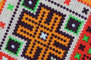 traditionell ukrainska folk konst stickat broderi mönster på textil- tyg foto