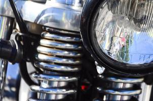 fragment av kromat skinande lampa av gammal klassisk motorcykel foto