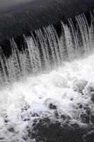 en bild av de strömmande vatten. de damm är designad till reglera de vatten nivå i floder inom de stad och till förse teknisk vatten till industriell objekt foto