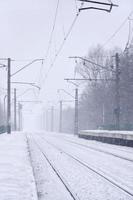 järnväg station i de vinter- snöstorm foto