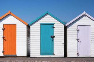 färgglada strandkojor på Paignton, Devon, Storbritannien.