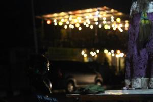 Foto av färgrik lampor ut av fokus i en Kafé på natt