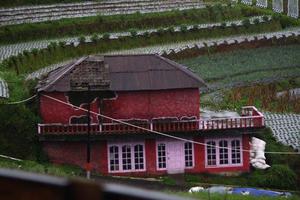 landskap Foto av hus på de fot av de grön berg