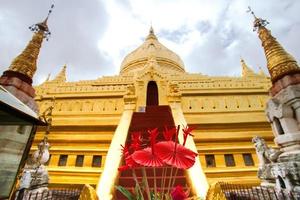 Shwezigon pagod, eller Shwezigon paya, en buddist tempel belägen i nyaung-u, en stad nära bagan, mandalay område, myanmar foto