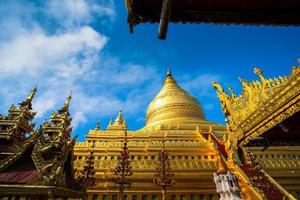 Shwezigon pagod, eller Shwezigon paya, en buddist tempel belägen i nyaung-u, en stad nära bagan, mandalay område, myanmar foto