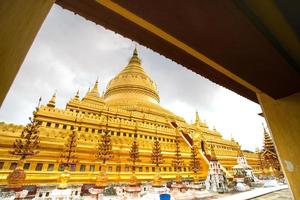 Shwezigon pagod, eller Shwezigon paya, en buddist tempel belägen i nyaung-u, en stad nära bagan, mandalay område, myanmar foto