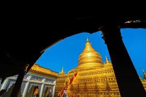 Shwezigon pagod, eller Shwezigon paya, en buddist tempel belägen i nyaung-u, en stad nära bagan, mandalay område, myanmar foto