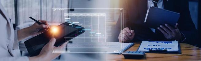 analytiker arbetssätt med dator i företag analys och data förvaltning systemet till göra Rapportera med kpi och metrik ansluten till databas. företags- strategi för finansiera, operationer, försäljning, marknadsföring foto