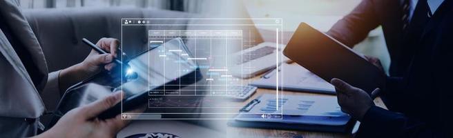 analytiker arbetssätt med dator i företag analys och data förvaltning systemet till göra Rapportera med kpi och metrik ansluten till databas. företags- strategi för finansiera, operationer, försäljning, marknadsföring foto