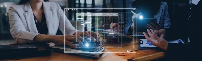 analytiker arbetssätt med dator i företag analys och data förvaltning systemet till göra Rapportera med kpi och metrik ansluten till databas. företags- strategi för finansiera, operationer, försäljning, marknadsföring foto