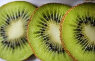 grön och saftig kiwi frukt närbild. saftig tropisk frukt kiwi makrofoto. foto