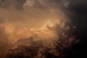 ett orange moln bildas en regn moln ett kväll foto