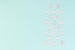uppsättning av vit snöflingor på färgrik bakgrund. topp se av jul prydnad. ny år tid begrepp med tömma Plats för din design foto
