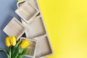 trä tömma plattor för mellanmål och blommor på Färg grå och gul bakgrund foto