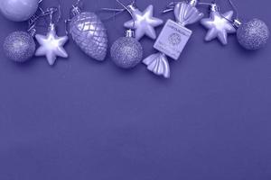 guld jul bollar och leksaker på en blå bakgrund. mycket peri Färg av de år. foto