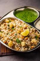 sabudana khichadi - ett äkta maträtt från maharashtra tillverkad med sago frön, eras med ostmassa foto