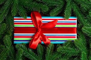 topp se av ny år gåva låda dekorerad med gran träd gren. glad jul begrepp med tömma Plats för din design foto