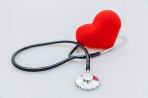 medicin Utrustning stetoskop eller phonendoscope och röd hjärta isolerat på vit bakgrund. instrument enhet för läkare. hälsa vård liv försäkring begrepp foto