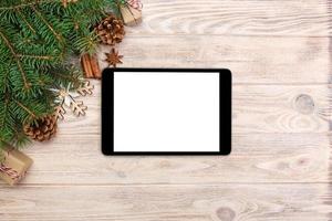 digital läsplatta falsk upp med rustik jul trä bakgrund dekorationer för app presentation. topp se med kopia Plats foto