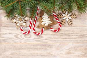 jul godis käppar och snöflingor på en trä- bakgrund foto