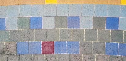 sömlös mönster av färgrik bricka golv bakgrund. linje grå eller grå, blå, gul, röd och vit vägg eller tapet. foto