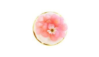 topp se av kokos kaka med rosa Krispig rubin dekorerad med vit blomma på topp isolerat på vit bakgrund med klippning väg och göra urval. platt lägga av ljuv mat eller efterrätt. utsökt måltid foto