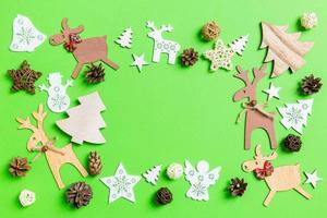 jul grön bakgrund med Semester leksaker och dekorationer. Lycklig ny år begrepp med tömma Plats för din design foto