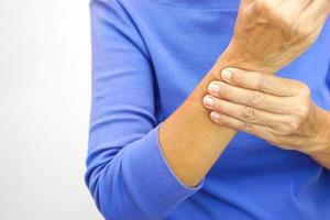 kvinna med smärta i handled på vit bakgrund. sjukvård och kontor syndrom begrepp. foto