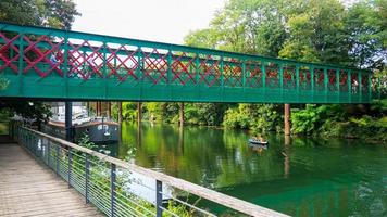 grön bro på en grön flod foto