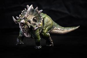 dinosaurie , sinoceratops i de mörk foto