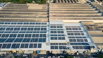 sol- celler på de sol- gårdar av en stor industriell fabrik. sol- gårdar är alstrande förnybar energi för de industri. de mål är till minska de kosta av elektricitet. foto