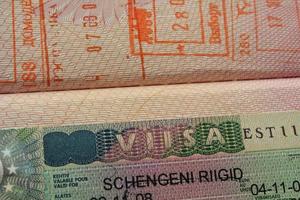 närbild fragment av estniska schengen visum och frimärken i pass. förbud och suspension av visum för ryska turister resa europeisk union och baltic stater foto