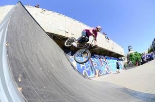 kharkiv, ukraina - 27 Maj, 2022 freestyle bmx ryttare i en skatepark under de årlig festival av gata kulturer foto