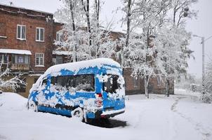 kharkiv. ukraina - april 4, 2022 oväntat snabb Ramla ut av snö i april på de kharkov gator foto