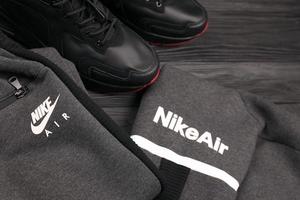 Kharkov, ukraina - Maj 5, 2022 Nike varumärke kläder och skor sport ha på sig utrustning. Nike är amerikan multinationell företag engagerad i tillverkning och över hela världen marknadsföring av kläder och Skodon foto