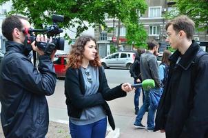 kharkov. ukraina - Maj 17, 2022 deltagarna av de först HBTQ verkan i kharkov ge intervjuer handla om ett oväntat ge sig på och störning av de händelse foto