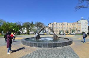 Kharkov, ukraina - Maj 5, 2022 monument till älskande i Kharkov, ukraina - är ett båge bildas förbi de flygande siffror av en ung man och flicka, sammanslagna in i en kyss foto