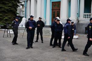 kharkov. ukraina - Maj 17, 2022 ukrainska poliser vem förse säkerhet till HBTQ aktivister och skydda dem från attacker förbi kharkovs nazisterna och ultraljud foto